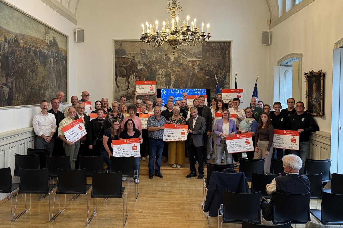 Bürgerstiftung Neunkirchen fördert 19 ehrenamtliche Projekte mit je 500 Euro 1 Aktuelles vom Landkreis Neunkirchen | Bild: Landkreis Neunkirchen Bürgerstiftung im Landkreis Neunkirchen: 19 ehrenamtliche Projekte im Landkreis werden gefördertIm Historischen Sitzungssaal des Landr