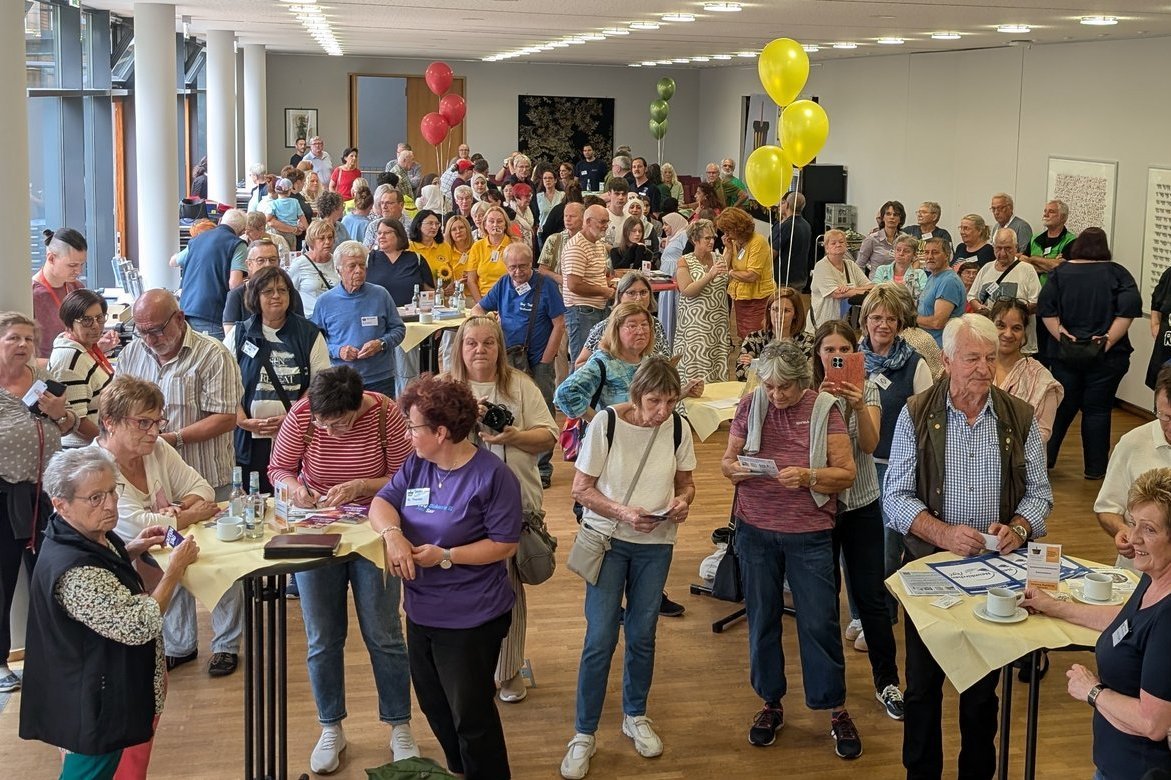 Erster „Marktplatz Ehrenamt“ zieht 150 Besucher an 1 Aktuelles vom Landkreis Neunkirchen | Bild: Landkreis Neunkirchen Ehrenamt im Gespräch: Erster Marktplatz bringt 38 Vereine und rund 150 Besucher zusammenDer erste „Marktplatz Ehrenamt“ im Landkreis N