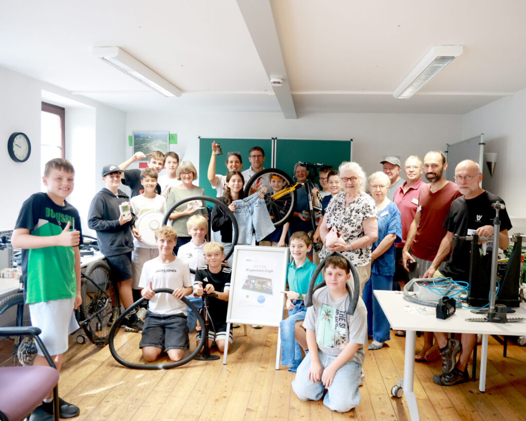 Aktuelles aus St. Ingbert | Bild: Stadt St. Ingbert Schüler des Albertus-Magnus-Gymnasiums zu Gast im Reparatur-Café der Biosphären-VHS St. Ingbert in Oberwürzbach