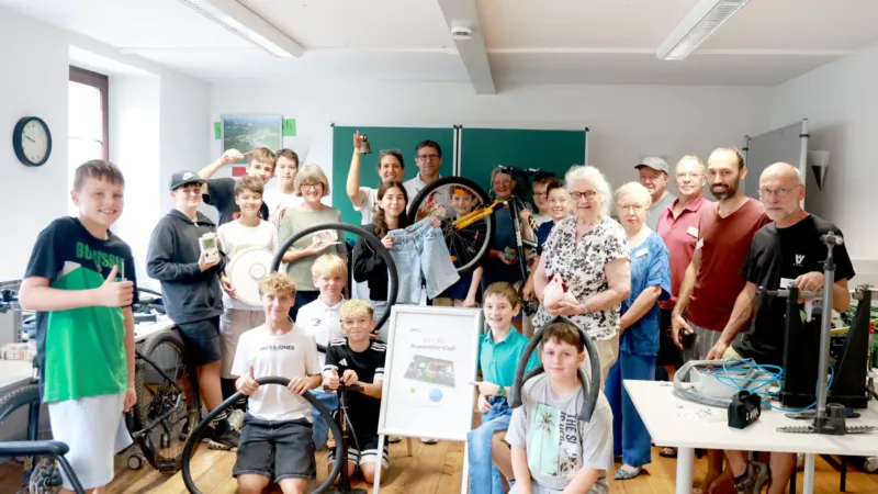 Gymnasiasten reparieren im Rahmen der Projektwoche im St. Ingberter Reparatur-Café 4 Gymnasiasten reparieren im Rahmen der Projektwoche im St. Ingberter Reparatur-Café