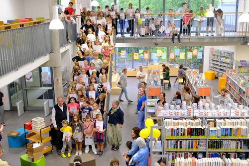 Leseolympiade 2026: Beigeordneter Hans zeichnet 90 Kinder aus 2 Aktuelles aus Neunkirchen | Bild: Bereitgestellt durch die Kreisstadt Neunkirchen Beigeordneter Hans verleiht Preise an Gewinnerinnen und Gewinner der Leseolympiade 2026