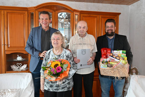 Ehepaar Backes feiert 65. Hochzeitstag in Wiebelskirchen 1 Aktuelles aus Neunkirchen | Bild: Bereitgestellt durch die Kreisstadt Neunkirchen Herzlichen Glückwunsch zur Eisernen Hochzeit!