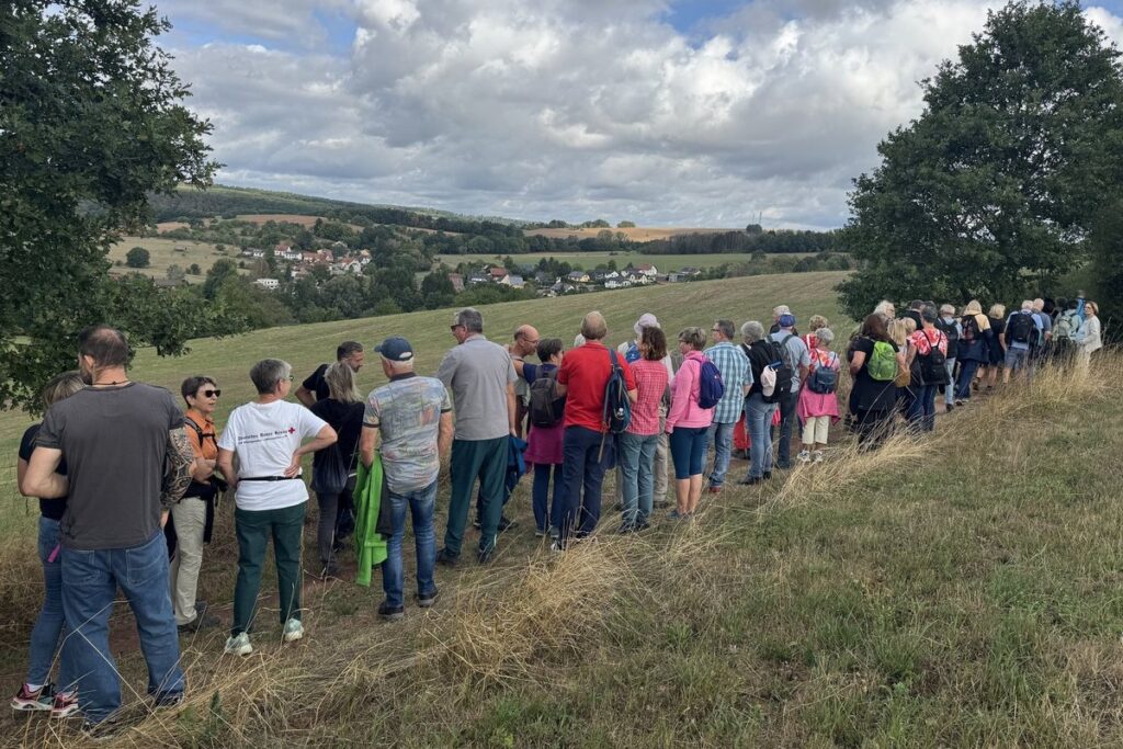 Landratswanderung führt rund 65 Teilnehmer über neuen Erlebnisweg in Hirzweiler 1 Aktuelles vom Landkreis Neunkirchen | Bild: Landkreis Neunkirchen Landratswanderung in Hirzweiler„Rund um deinen Fußabdruck“