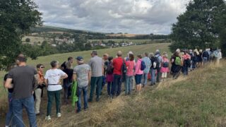 Landratswanderung führt rund 65 Teilnehmer über neuen Erlebnisweg in Hirzweiler