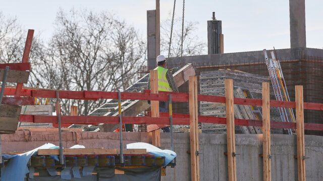 Mehr Personen mit niedrigeren Bildungsabschlüssen erwerbstätig 2 Bauarbeiter auf Baustelle (Archiv)
