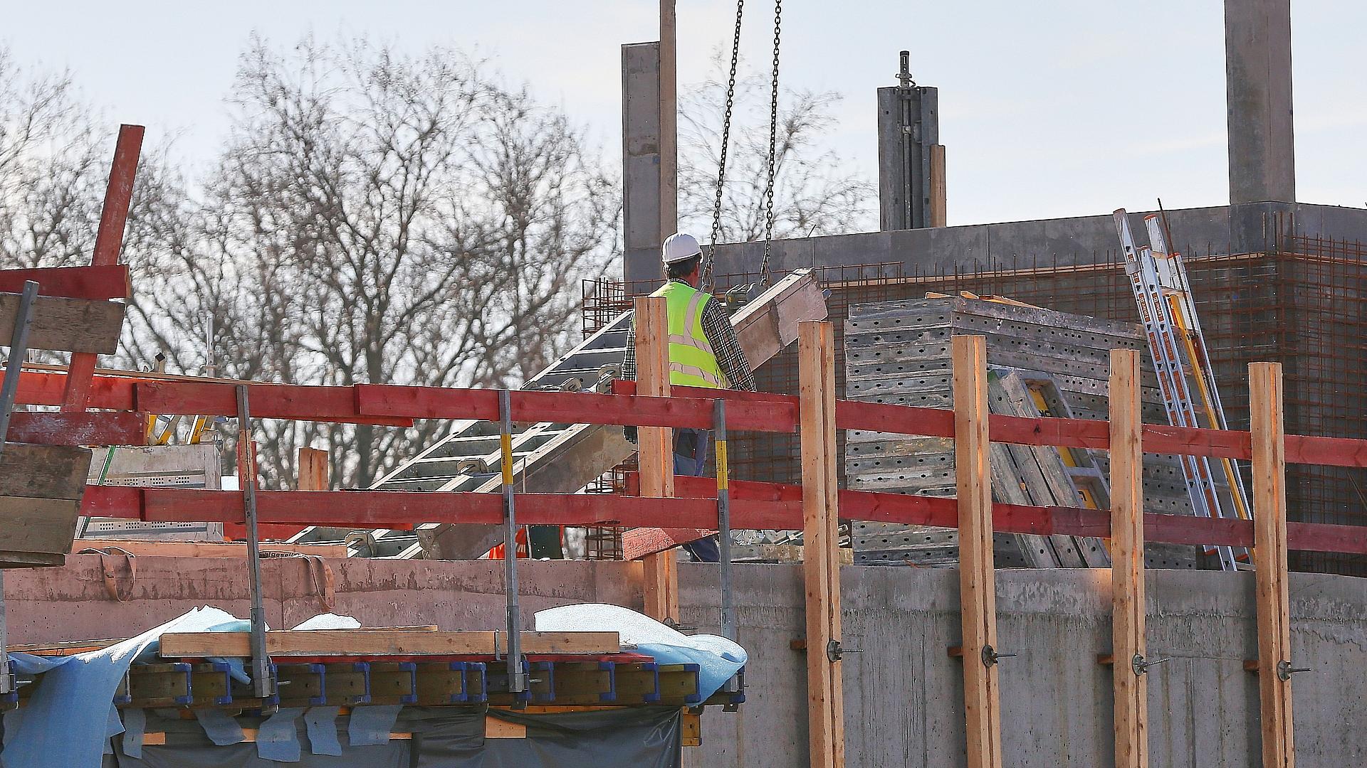 Bauarbeiter auf Baustelle (Archiv)