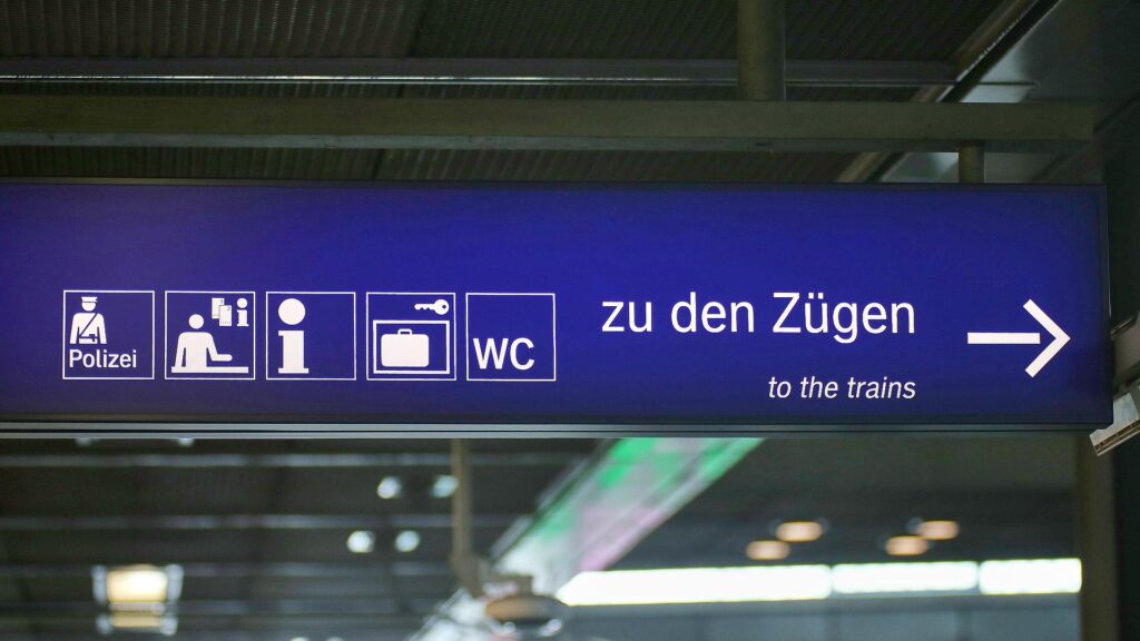 Hinweisschilder an einem Bahnhof (Archiv)