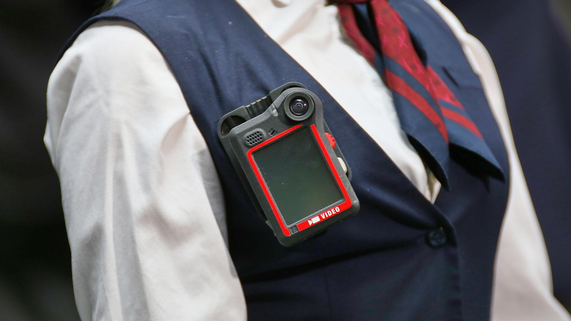 Hubig plant härtere Strafen bei Angriffen auf Bahn-Mitarbeiter 1 Schaffnerin mit Bodycam (Archiv)