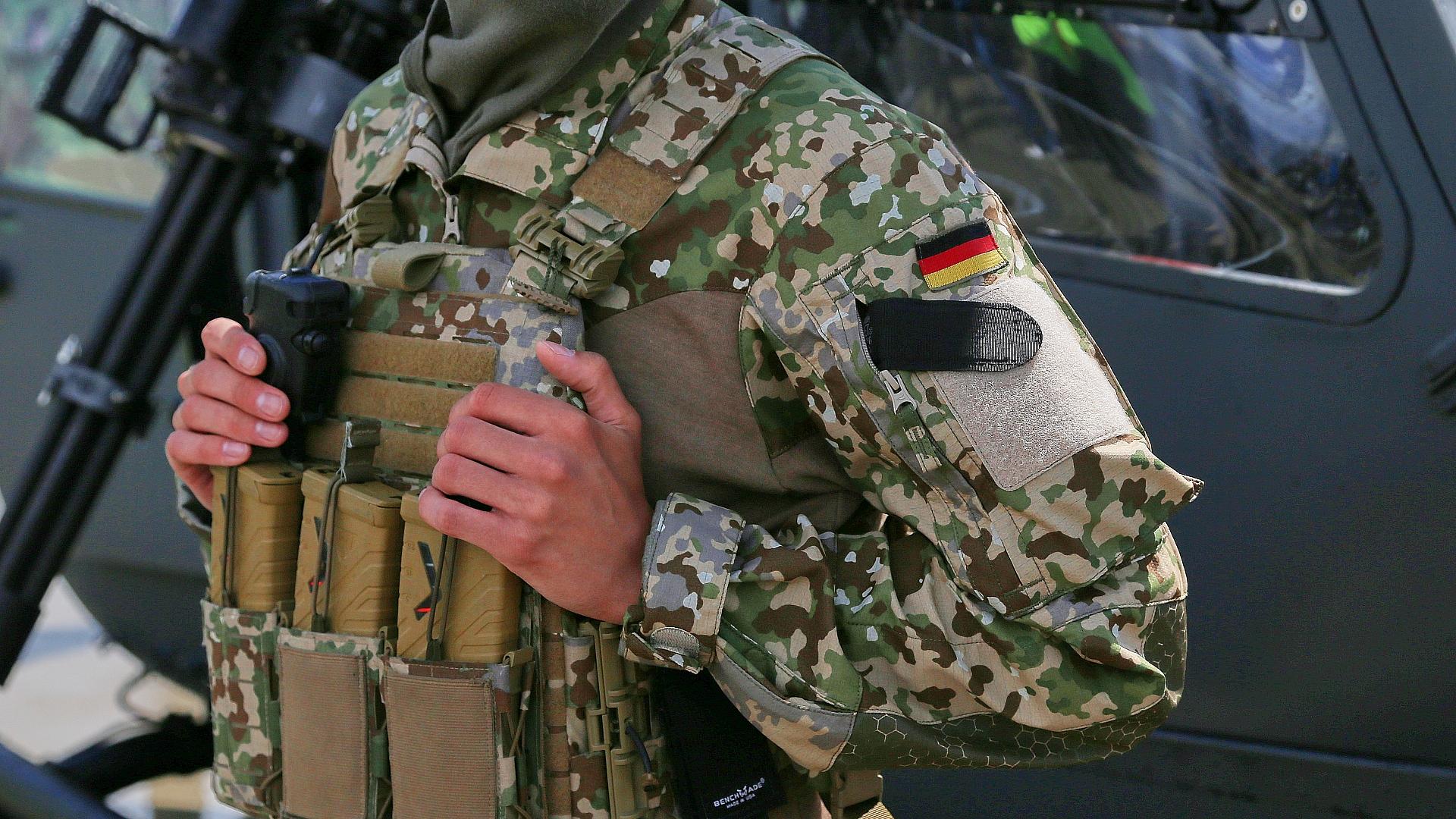 EU-Bericht offenbart große Lücken bei Verteidigungsfähigkeit 1 Bundeswehrsoldat in Flecktarnuniform (Archiv)