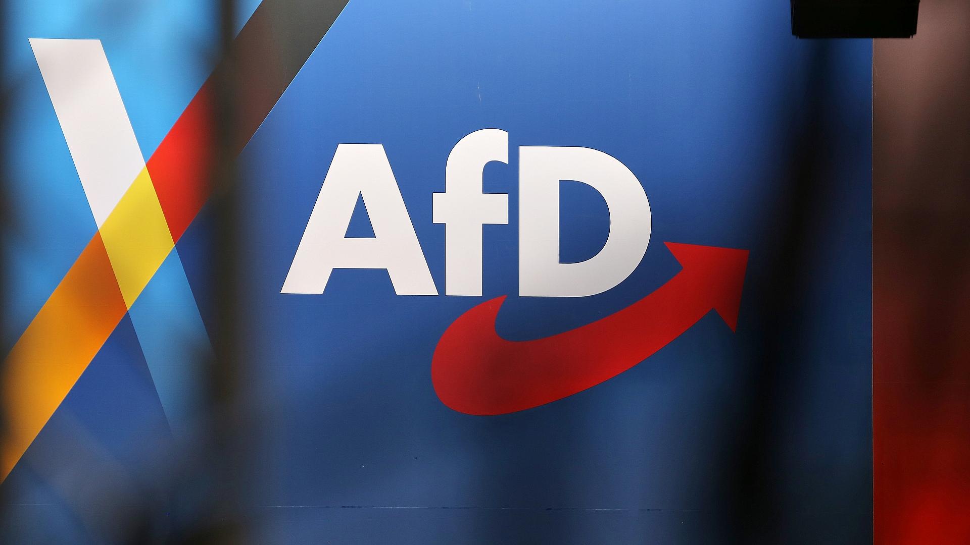 Insa: AfD bleibt stärkste Kraft - Linke und FDP legen zu 1 AfD-Logo (Archiv)