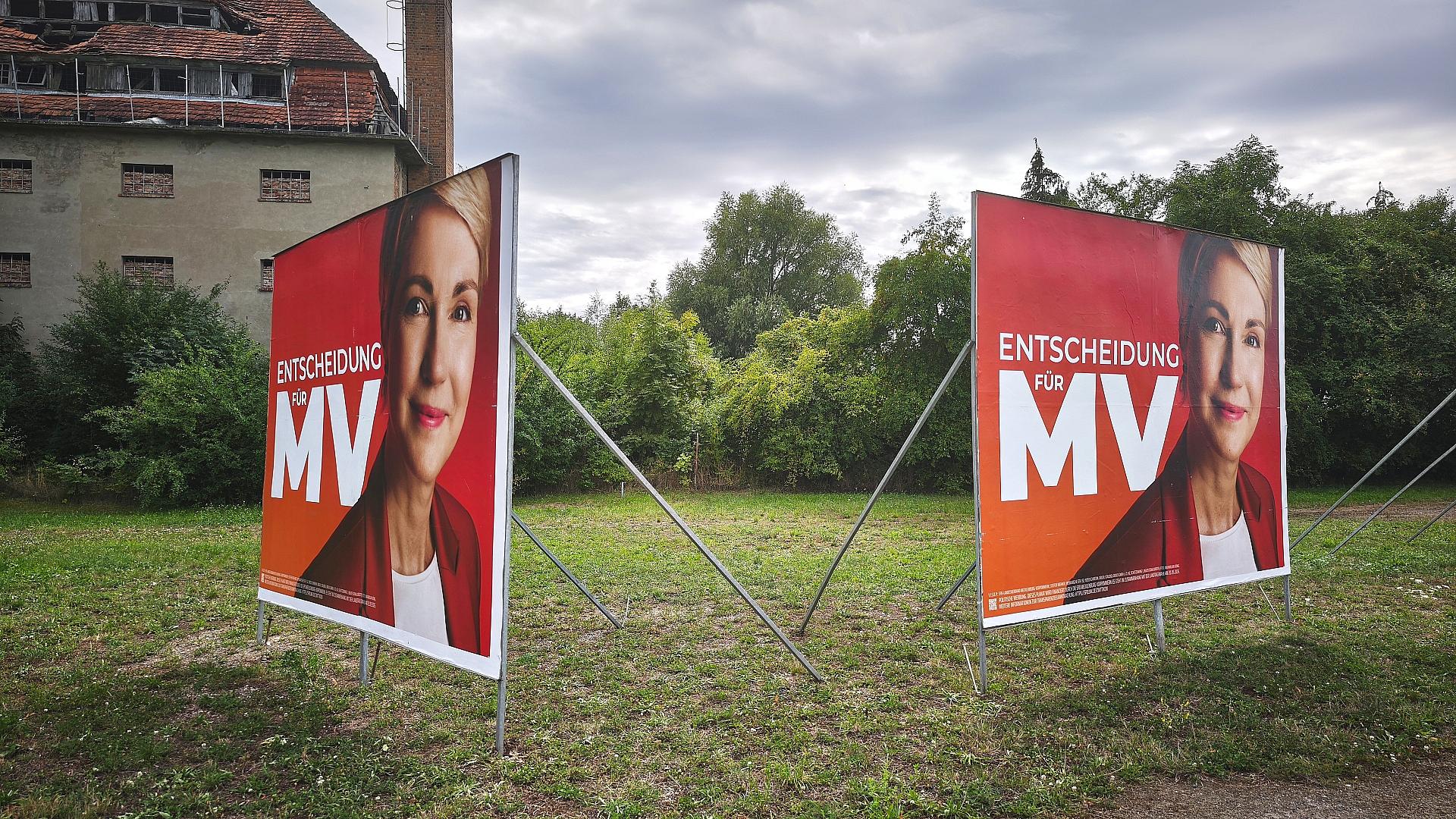 Politbarometer: SPD in Mecklenburg-Vorpommern plötzlich vorn 1 Wahlplakate für die Landtagswahl 2026 mit Manuela Schwesig (Archiv)