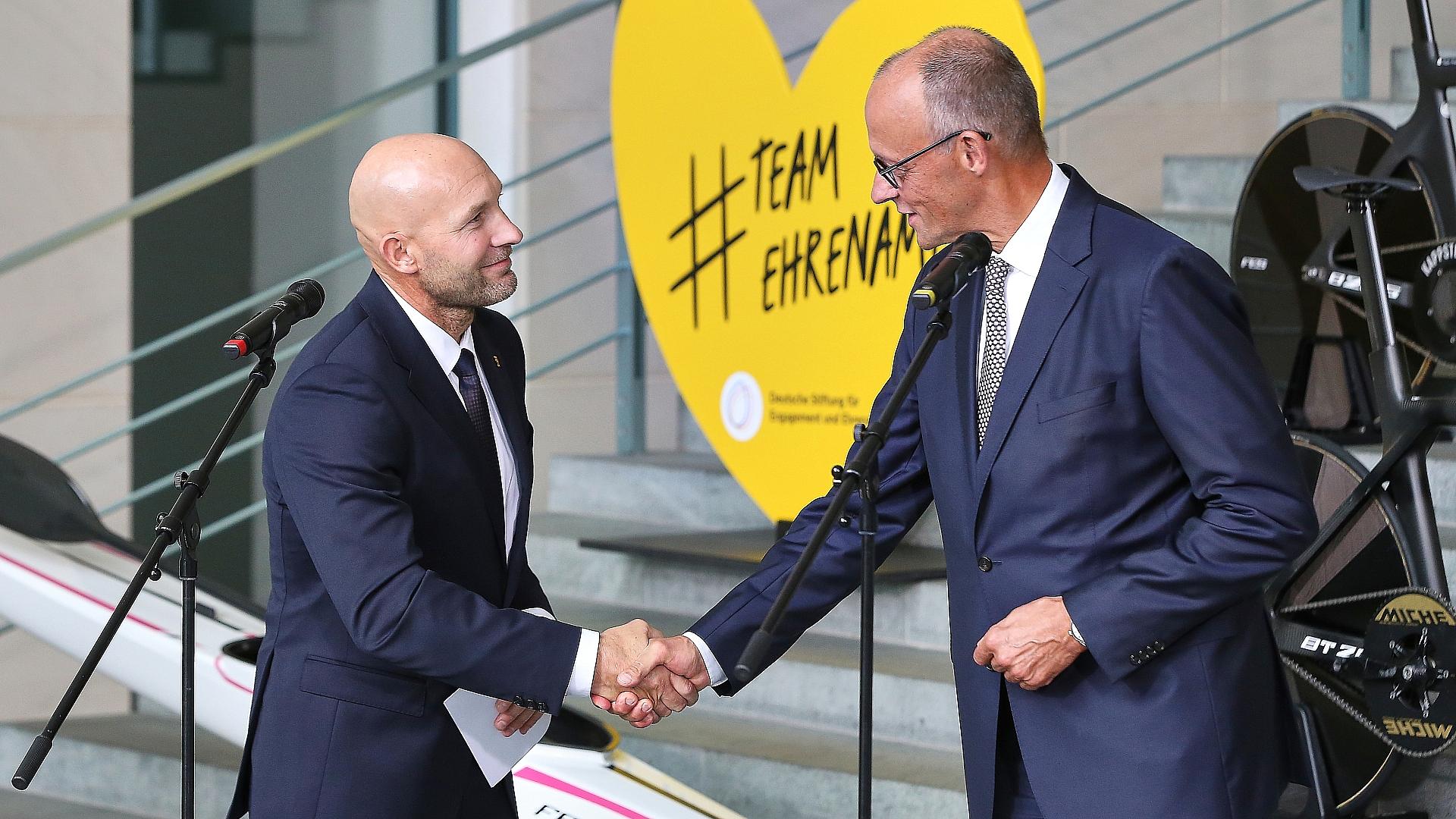 Neuer Sportstaatsminister will Olympiabewerbung vorantreiben 1 Ronald `Ronny` Rauhe und Friedrich Merz am 03.09.2026