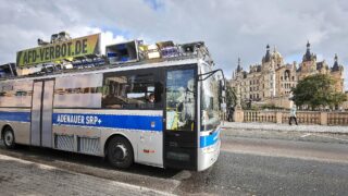 Demo für AfD-Verbot vor Schweriner Schloss
