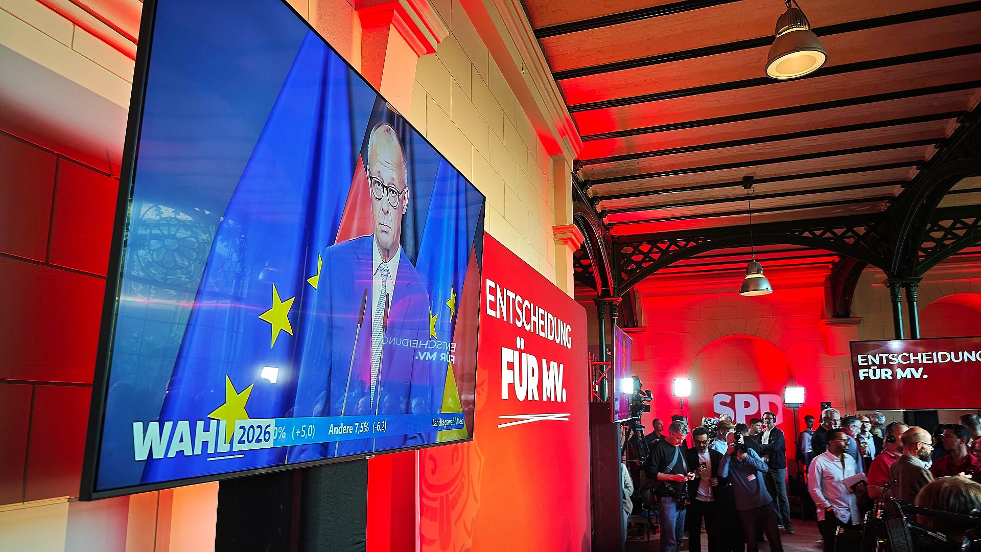 Friedrich Merz auf Monitor bei SPD-Wahlparty in Schwerin am 20.09.2026