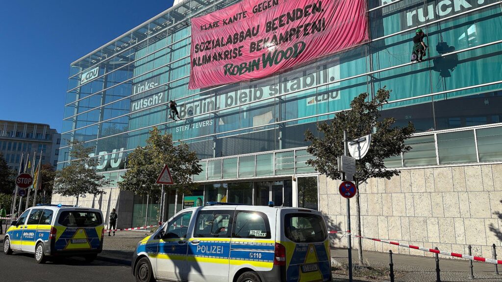 Umweltaktivisten besetzen Dach der CDU-Zentrale in Berlin am 23.09.2026