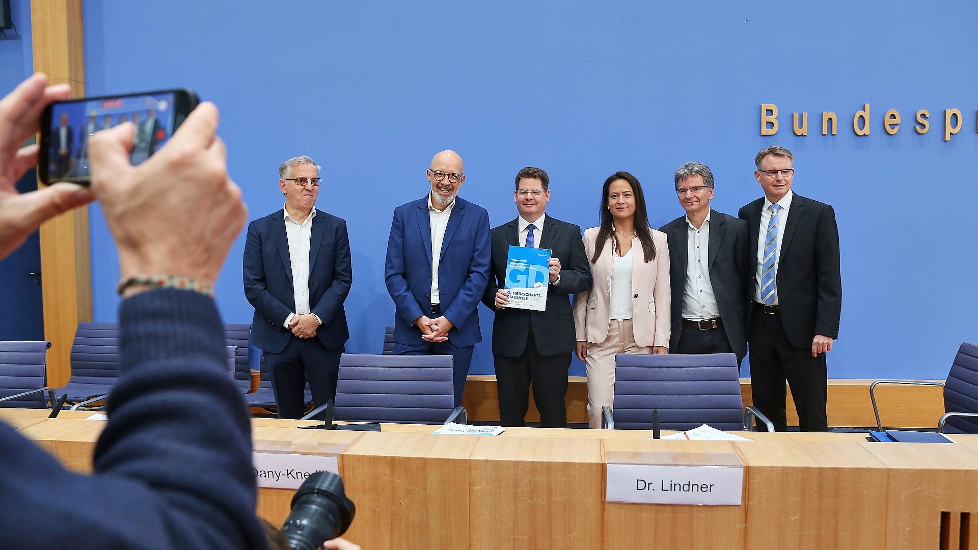 Wirtschaftsinstitute verdoppeln Konjunkturprognose wieder 1 Gemeinschaftsdiagnose der Wirtschaftsforschungsinstitute Herbst 2026 am 24.09.2026