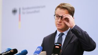 Pflegereform: Regierung verschiebt Streitthemen in Kommission