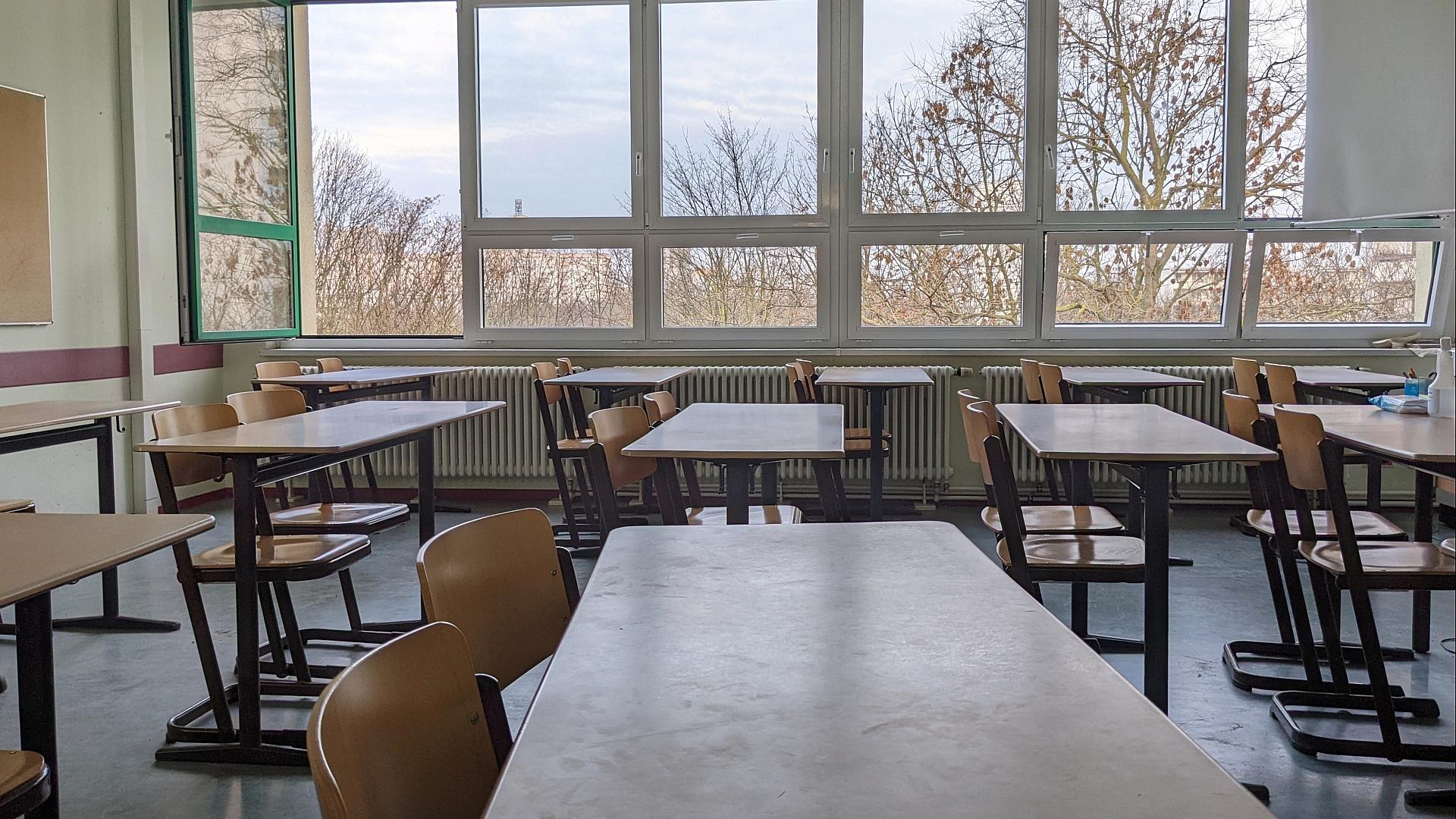 Eingliederungshilfen für junge Menschen stark gestiegen 1 Klassenraum in einer Schule (Archiv)