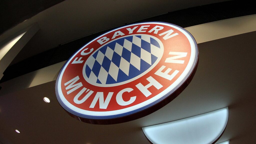 Logo des FC Bayern München in einem Fanshop (Archiv)