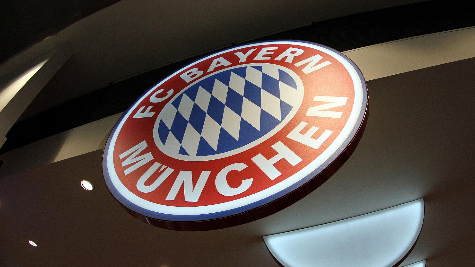 Ehemaliger FCB-Co-Trainer Peter Hermann verstorben 1 Logo des FC Bayern München in einem Fanshop (Archiv)
