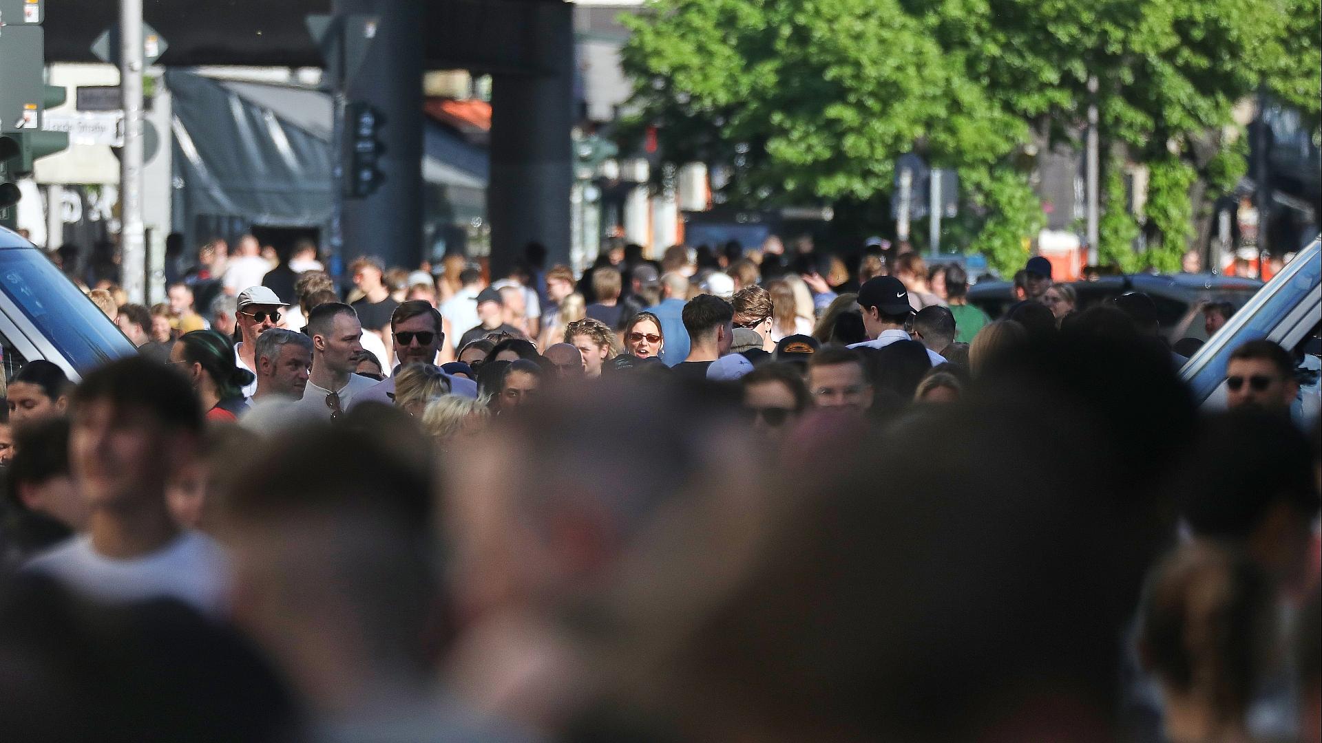 Forsa: 79 Prozent sorgen sich um Zukunft der Demokratie 1 Menschen auf der Straße (Archiv)
