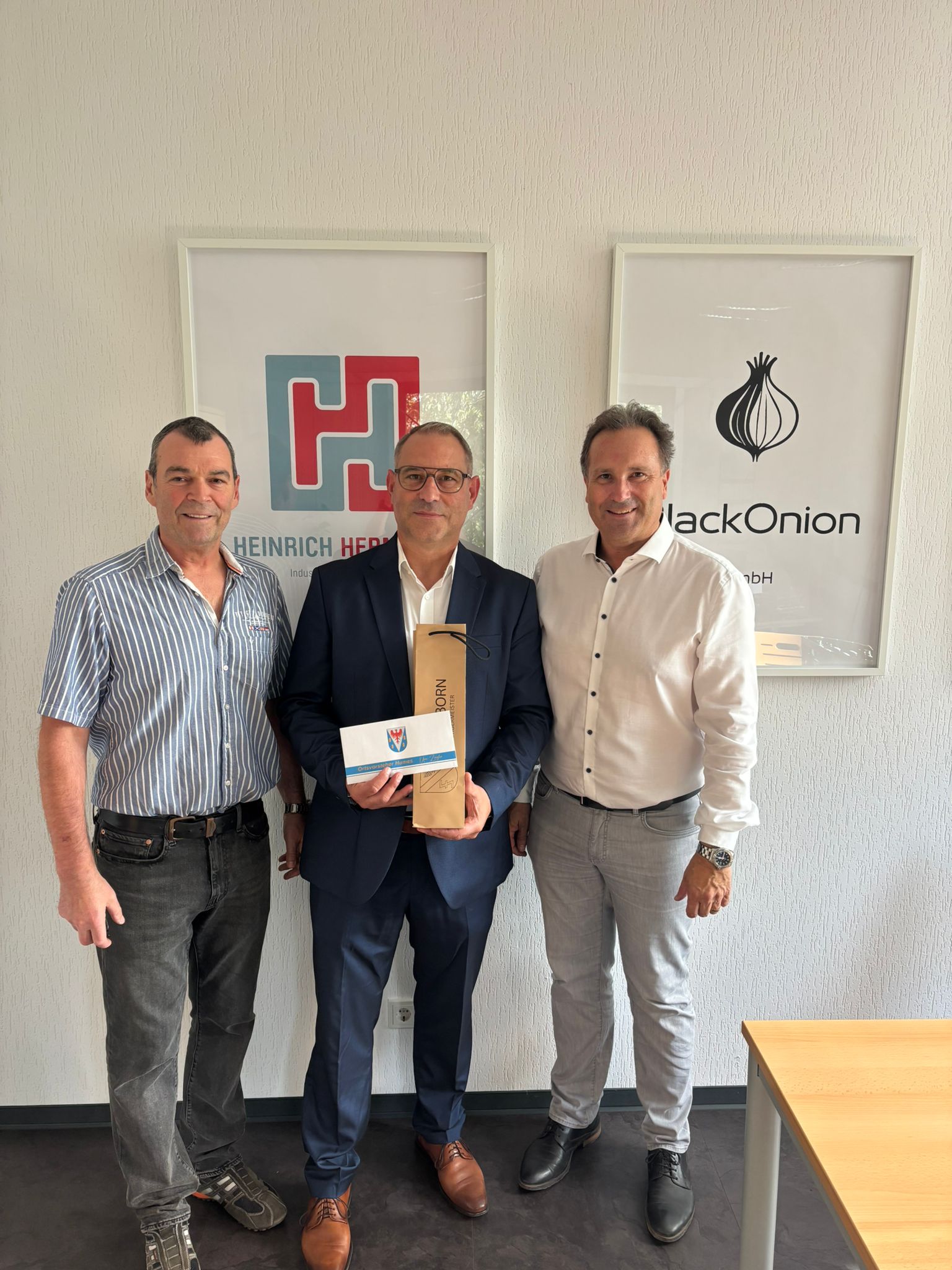 Bürgermeister besucht Solarzaun-Unternehmen BlackOnion 1 Aktuelles aus Eppelborn | Bild: Gemeinde Eppelborn Unternehmensbesuch bei BlackOnion: Solarzäune verbinden Nachhaltigkeit und modernes Design