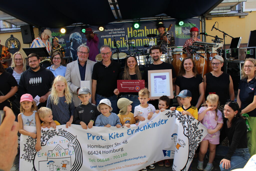 Kita Erdenkinder aus Schwarzenacker als Biosphären-Kita ausgezeichnet 1 Bild: Stadt Homburg Prot. Kita Erdenkinder ist jetzt Biosphären-Kita - Auszeichnung beim Fairtrade-Markt auf dem Historischen Marktplatz
