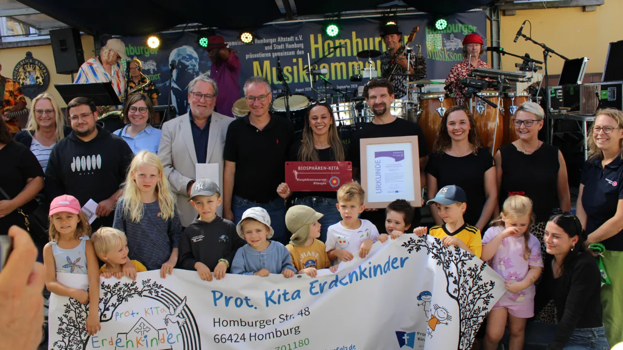 Kita Erdenkinder aus Schwarzenacker als Biosphären-Kita ausgezeichnet 1 Aktuelles aus Homburg Prot. Kita Erdenkinder ist jetzt Biosphären-Kita - Auszeichnung beim Fairtrade-Markt auf dem Historischen Marktplatz