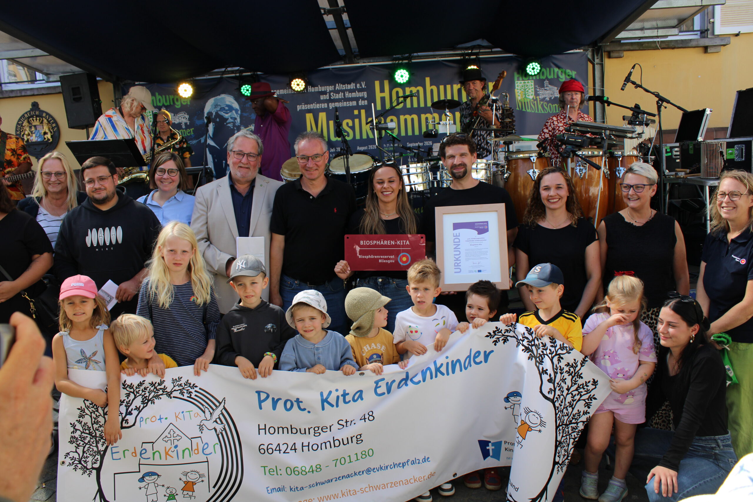 Kita Erdenkinder aus Schwarzenacker als Biosphären-Kita ausgezeichnet 1 Bild: Stadt Homburg Prot. Kita Erdenkinder ist jetzt Biosphären-Kita - Auszeichnung beim Fairtrade-Markt auf dem Historischen Marktplatz