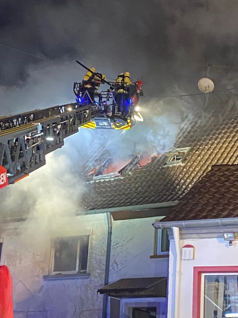 Feuerwehr Eppelborn nach mehreren Bränden im Dauereinsatz 1 Aktuelles aus Eppelborn Auf unsere Feuerwehr ist stets Verlass