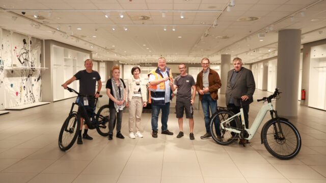 Fahrradfachgeschäft Total Normal zieht in ehemaliges H&M-Gebäude 5 Aktuelles aus St. Ingbert Schlüsselübergabe bei Total Normal in der Fußgängerzone