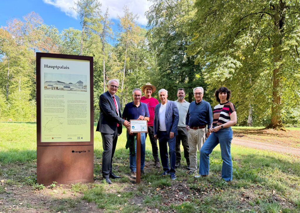 Neue SR-Plakette am Karlsberg macht Schlossgeschichte per Smartphone erlebbar 4 Bild: Stadt Homburg Mit dem Smartphone auf Spurensuche am Karlsberg - Neue SR-Plakette macht Geschichte vor Ort erlebbar