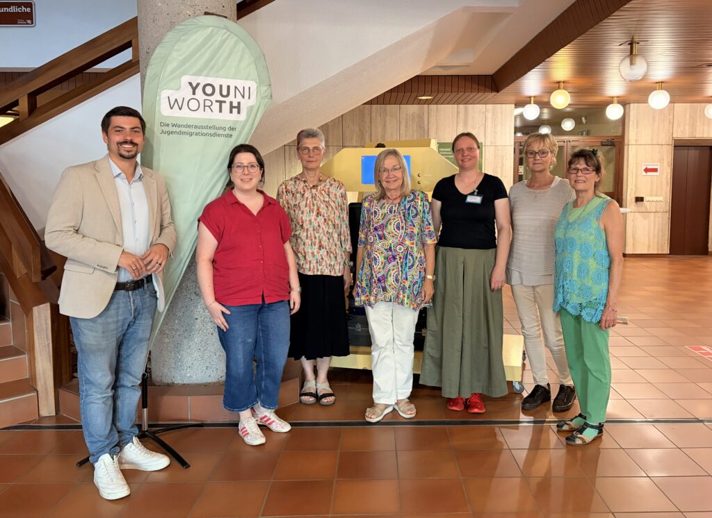 Ausstellung YOUNIWORTH im Homburger Rathaus eröffnet 1 Bild: Stadt Homburg YOUNIWORTH im Homburger Rathaus eröffnet: Interaktive Ausstellung lädt bis zum 24. September zu Begegnung und Perspektivwechsel ein