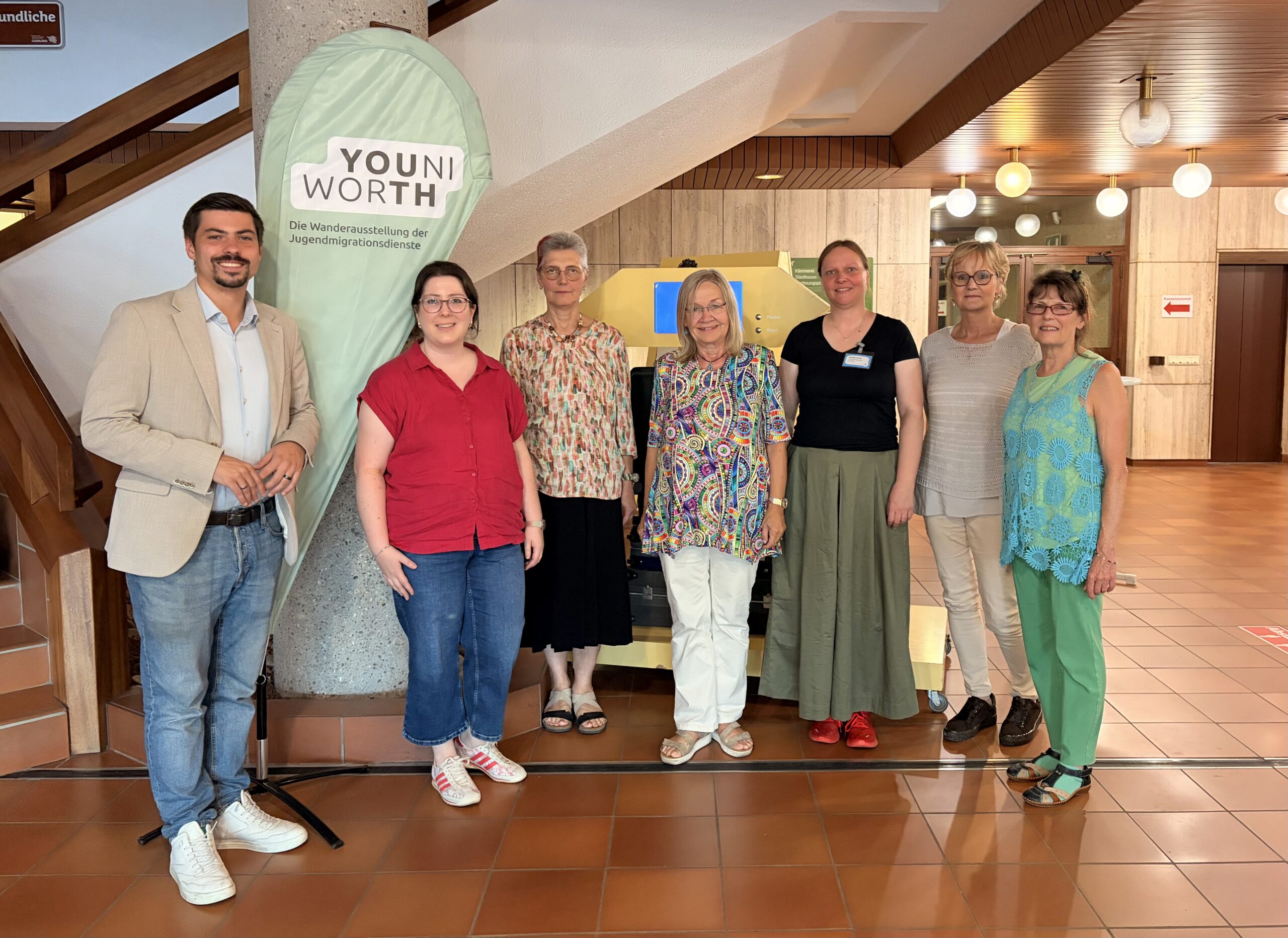 Ausstellung YOUNIWORTH im Homburger Rathaus eröffnet 1 Bild: Stadt Homburg YOUNIWORTH im Homburger Rathaus eröffnet: Interaktive Ausstellung lädt bis zum 24. September zu Begegnung und Perspektivwechsel ein