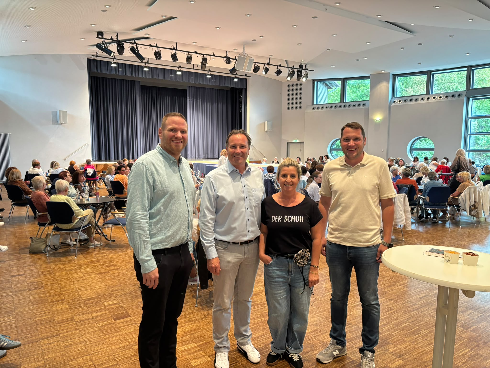 Modenschau von „Der Schuh“ im big Eppel im Rahmen des Heimatshoppens 1 Aktuelles aus Eppelborn | Bild: Gemeinde Eppelborn Modenschau von „Der Schuh“ begeistert im big Eppel