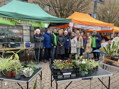 Pflanztauschbörse und neue Baumbank auf dem Neuen Markt in Neunkirchen 1 Aktuelles aus Neunkirchen | Bild: Bereitgestellt durch die Kreisstadt Neunkirchen Pflanztauschbörse und neue Baumbank: Nachhaltigkeit und Begegnung auf dem Neuen Markt am 24. Oktober