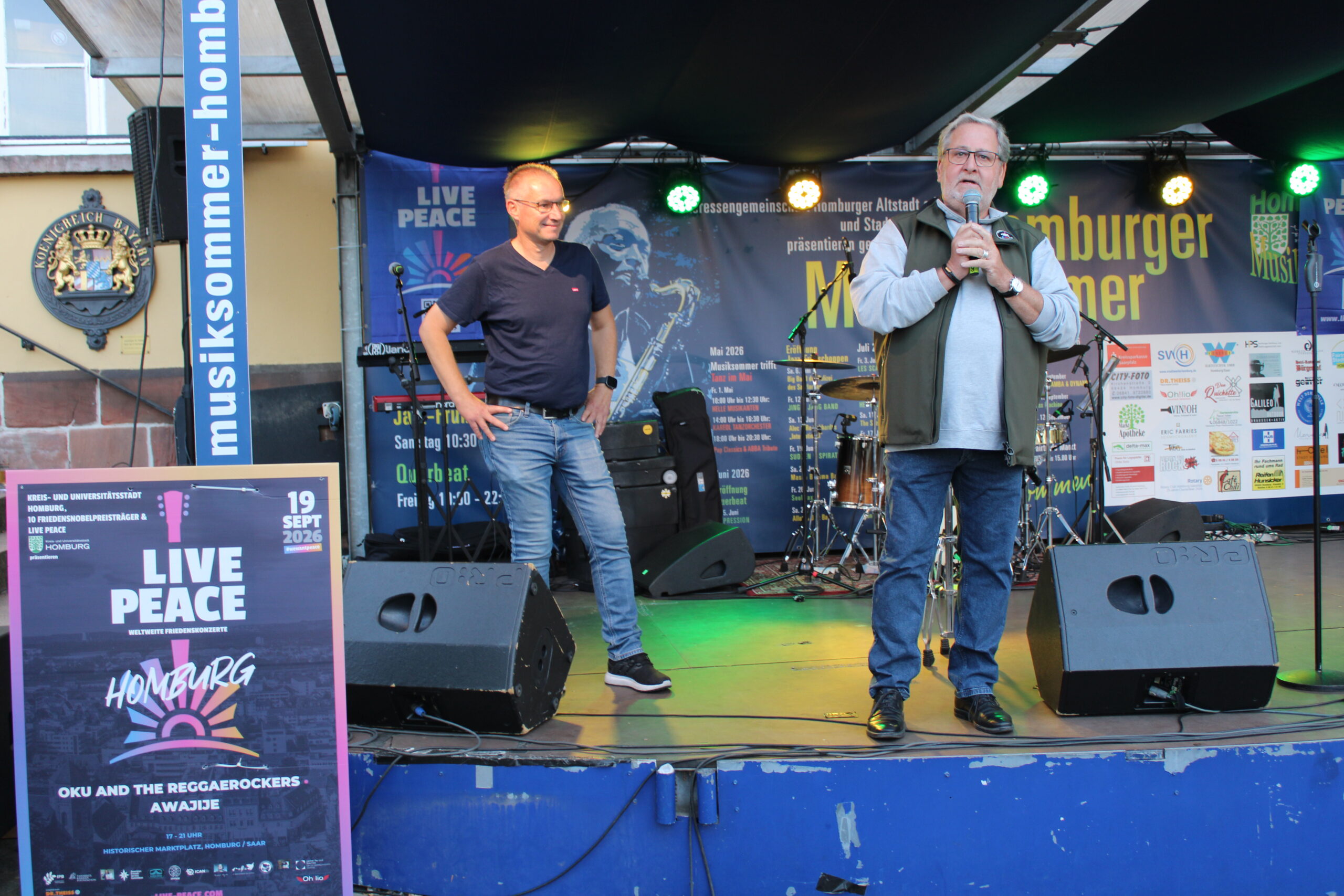 Live Peace-Konzert auf dem Homburger Marktplatz mit Bürgermeister Rippel 1 Bild: Stadt Homburg Bürgermeister Rippel beim Live Peace-Konzert auf dem Homburger Marktplatz