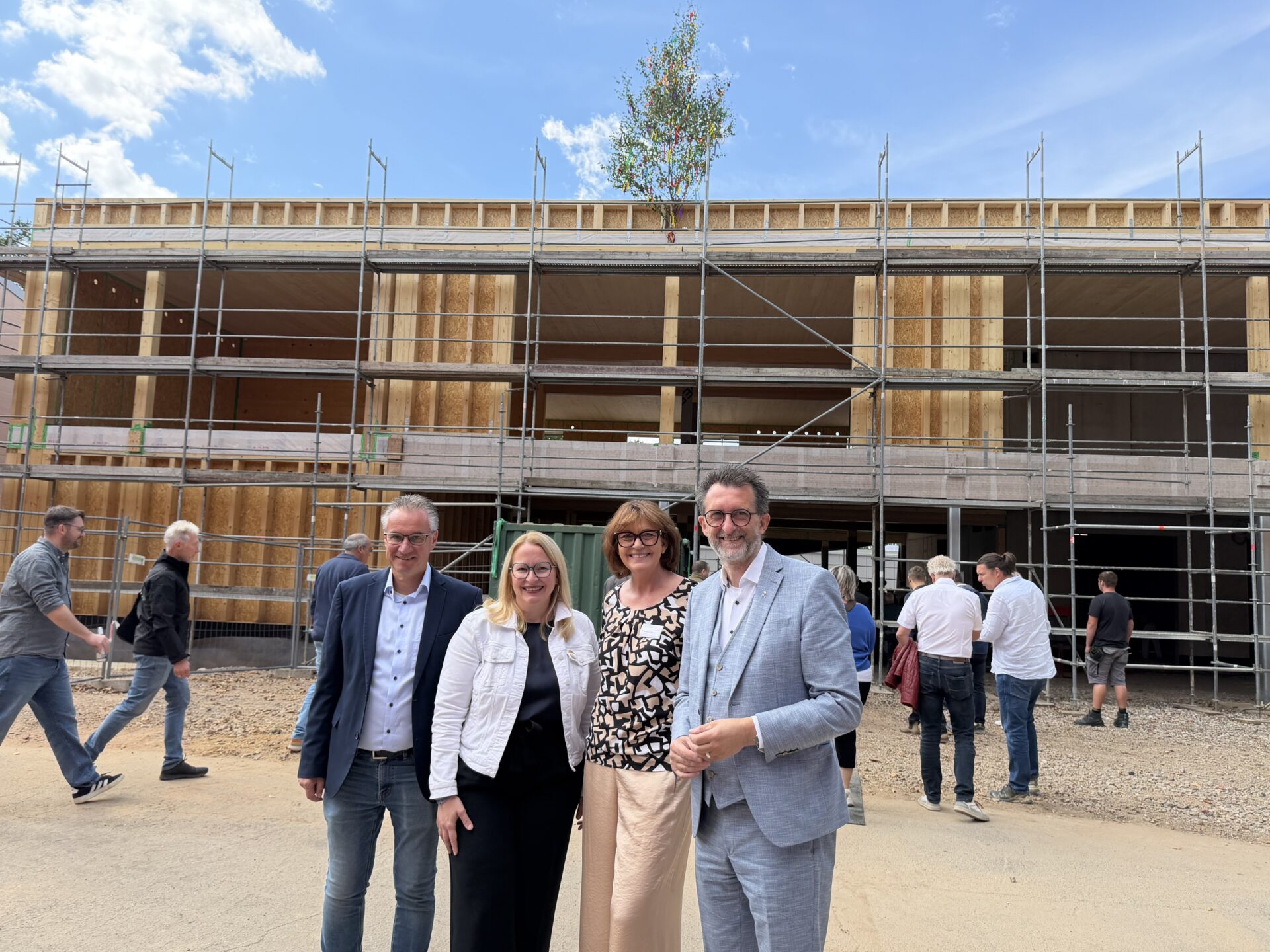 Aktuelles aus St. Ingbert | Bild: Stadt St. Ingbert Wichtiges Etappenziel erreicht – Richtfest von Schulneubau mit Dreifeld-Sporthalle an der Gemeinschaftsschule Rohrbach vollzogen