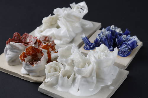 Ausstellung „Clay Conversations“ zeigt Dialog zwischen Sammlung und HBKsaar-Studierenden 1 Aktuelles aus Neunkirchen | Bild: Bereitgestellt durch die Kreisstadt Neunkirchen Zeitgenössische Keramik im Dialog mit HBKsaar Studierenden