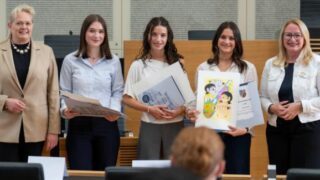 Drei Abiturientinnen für bestes Politikabitur im Saarland ausgezeichnet
