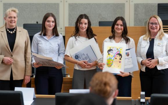 Aktuelles vom Ministerium für Bildung Drei Abiturientinnen für bestes Politikabitur ausgezeichnet