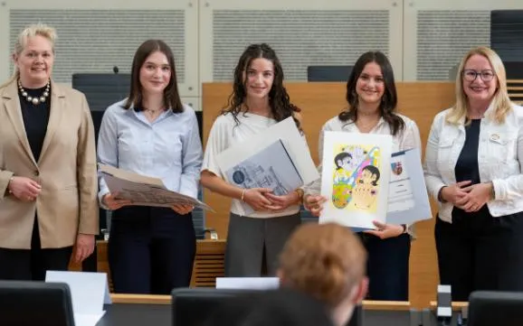 Drei Abiturientinnen für bestes Politikabitur im Saarland ausgezeichnet