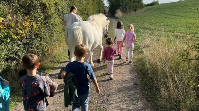 Kita Luitpold besucht Pferde auf dem Eulenhof in Eschringen 2 Aktuelles aus St. Ingbert Kita Luitpold erlebt einen besonderen Tag auf dem Eulenhof in Eschringen