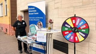 Infostand zu Betrugsmaschen vor Bäckerei in Elversberg