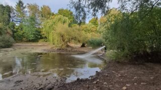 Feuerwehr füllt Weiher im Villinger Park mit Wasser auf
