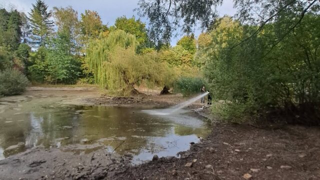 Feuerwehr füllt Weiher im Villinger Park mit Wasser auf 4 Weiher Villinger Park