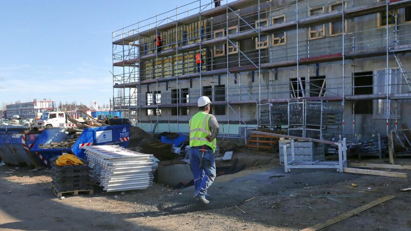Gutachten: Geplante Bundeswohnungsbaugesellschaft droht zu scheitern 5 Bauarbeiter auf Baustelle (Archiv)