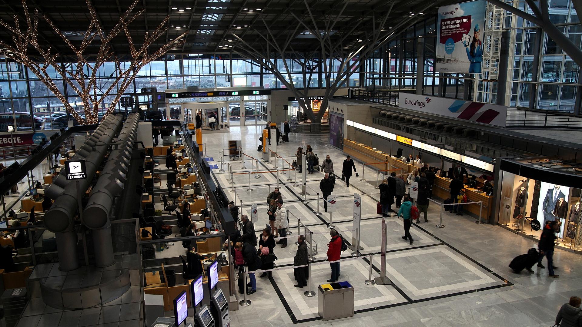 Flughafen Stuttgart wegen Polizeieinsatz vorübergehend gesperrt 1 Abfertigungshalle Flughafen Stuttgart (Archiv)