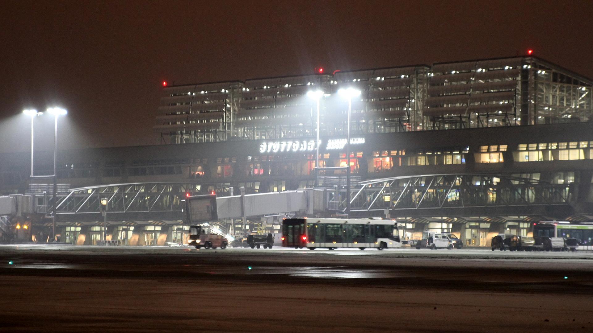 Betrieb am Flughafen Stuttgart vorübergehend ausgesetzt 1 Flughafen Stuttgart (Archiv)