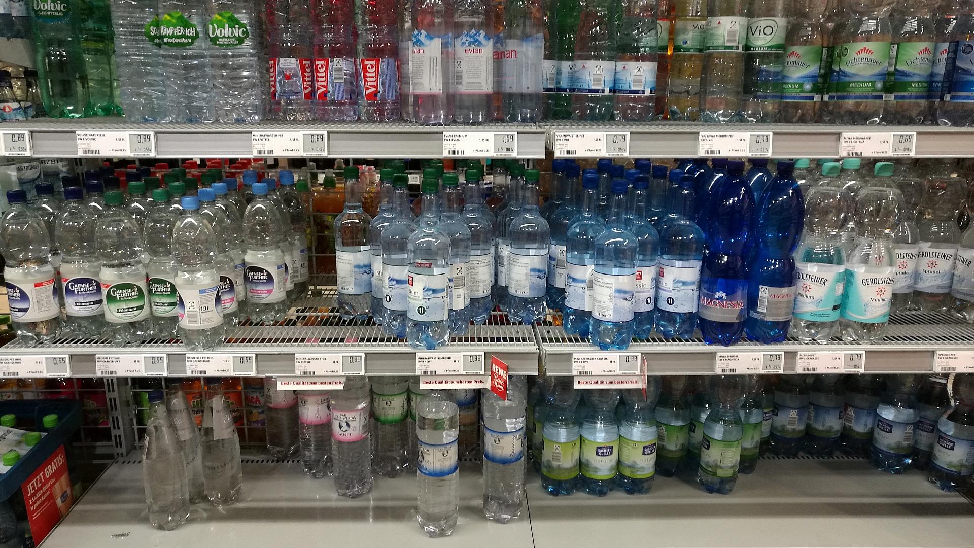 Plastiksteuer soll Bund jährlich 1,4 Milliarden Euro bringen 1 Wasserflaschen (Archiv)